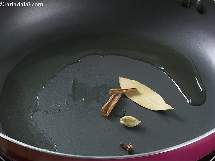 स्टेप 3 – इसके अलावा, हम दालचीनी और तेजपत्ता डालेगें।
