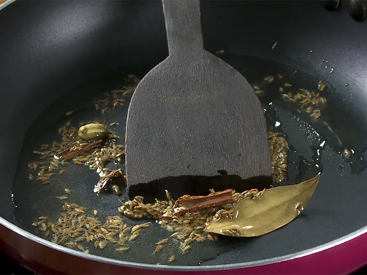 स्टेप 5 – खड़े मसालों को मध्यम आंच पर कुछ सेकंड के लिए …