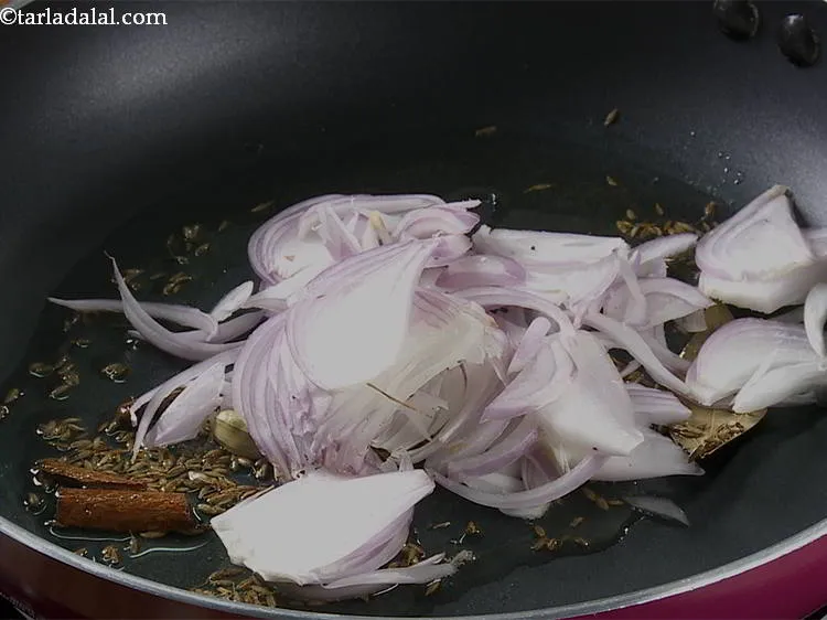 स्टेप 6 – प्याज़ डालें।