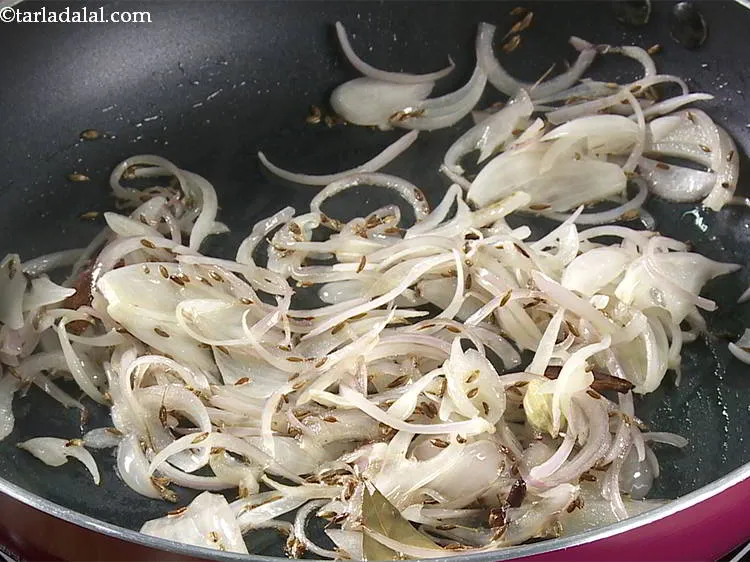 स्टेप 7 – मध्यम आंच पर २ से ३ मिनट के लिए भून …