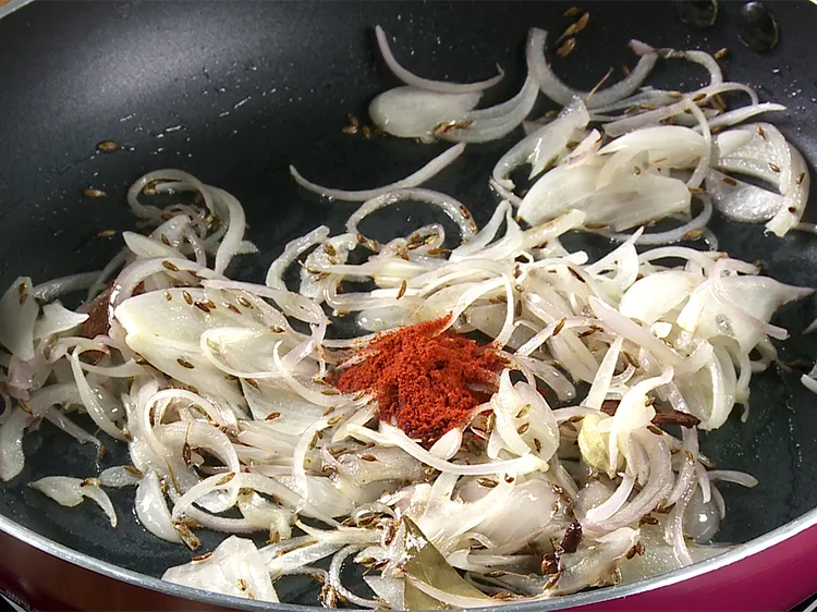 स्टेप 8 – प्याज की कच्ची महक निकल जाने के बाद, लाल मिर्च …