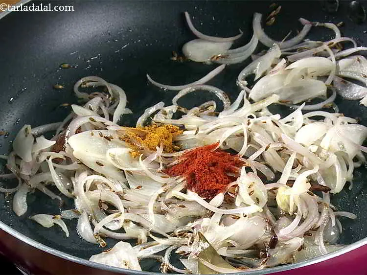 स्टेप 9 – हल्दी पाउडर डालें।