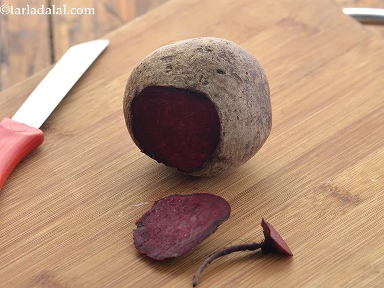 स्टेप 14 – एक तेज धार वाले चाकू से चुकंदर के दोनों किनारों …