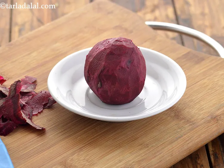 स्टेप 15 – चुकंदर को कीटाणुरहित पीलर से छील लें।&nbsp;इसे बहुत अच्छी तरह …