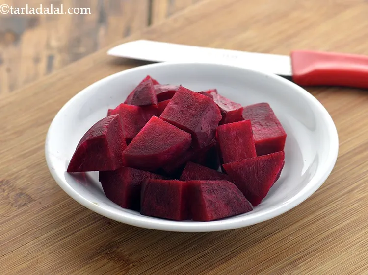 स्टेप 16 – एक कीटाणुरहित चाकू का उपयोग करके चुकंदर को मोटे तौर …