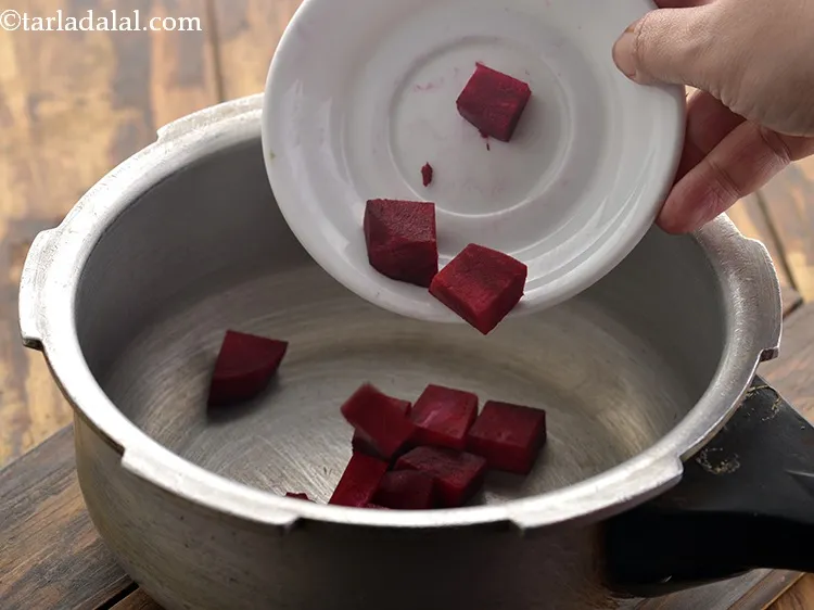 स्टेप 17 – कटे हुए चुकंदर को अच्छी तरह से साफ किए हुए …