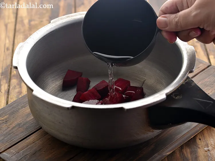 स्टेप 18 – इसमें &frac34; कप पानी डालें।&nbsp;यह प्रेशर कुकिंग के लिए है।