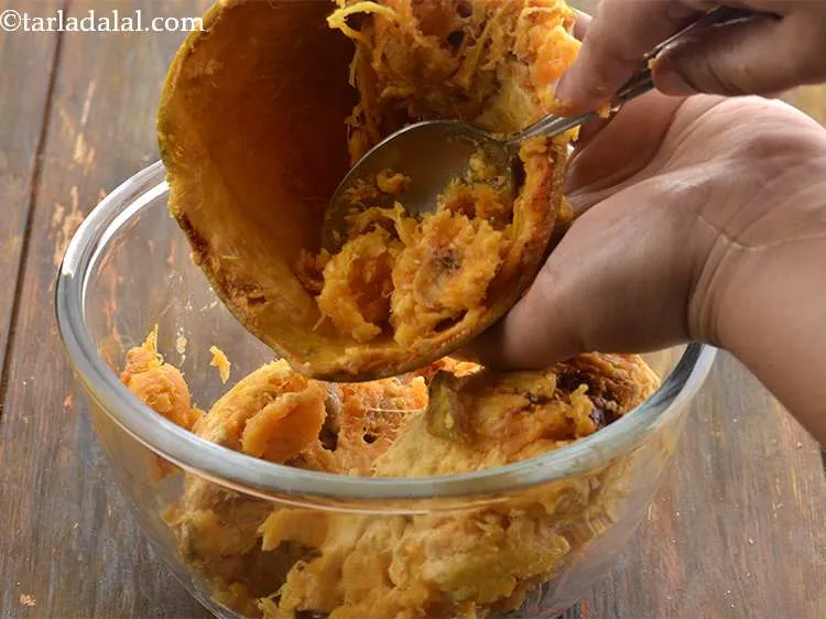 Step 3 – Remove the pulp with the help of a spoon a transfer it to a bowl.