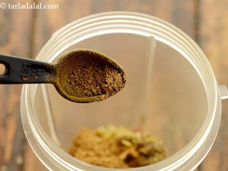 स्टेप 6 – एक चुटकी गरम मसाला डालें।