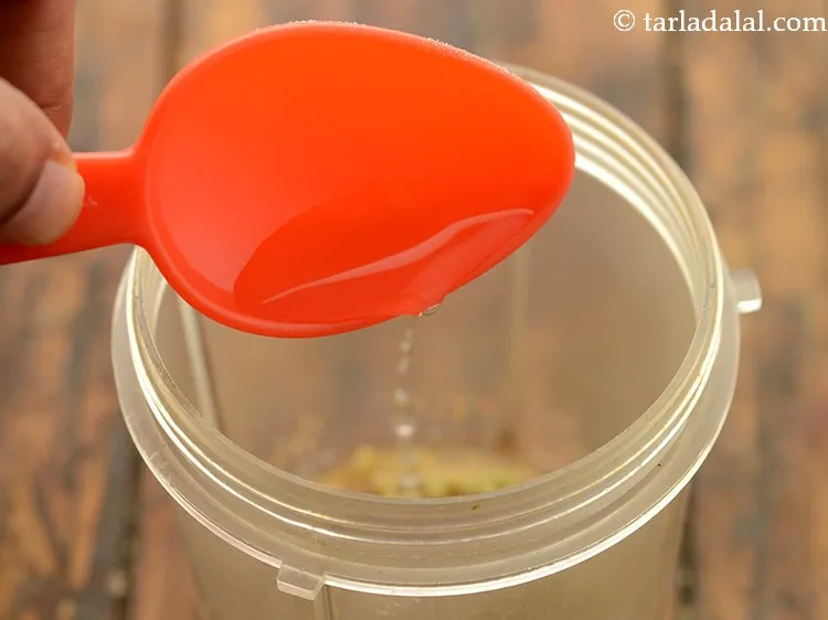 स्टेप 8 – <div> लगभग १ टेबल-स्पून पानी डालें।</div>