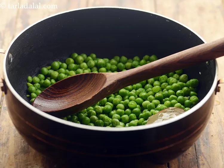 स्टेप 13 – मध्यम आंच पर २ मिनट के लिए भून लें।