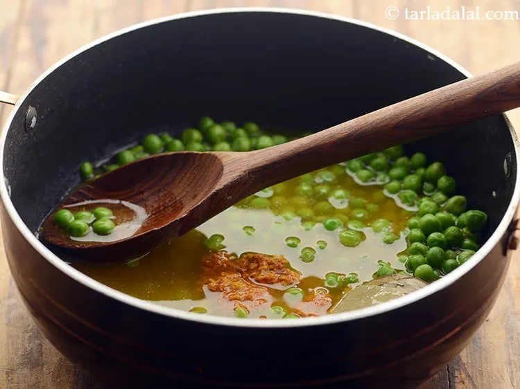 स्टेप 15 – १ १/२ कप पानी डालें।