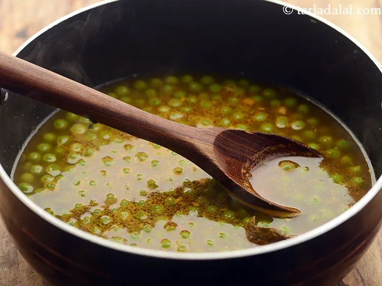 स्टेप 16 – <strong>बंगाली मटर दाल</strong> को अच्छी तरह मिलाएं और मध्यम आंच …