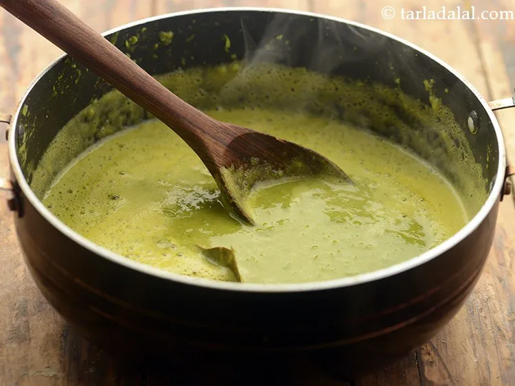 स्टेप 17 – हैंड ब्लेंडर का उपयोग करके इसे दरदरा ब्लेंड करें।