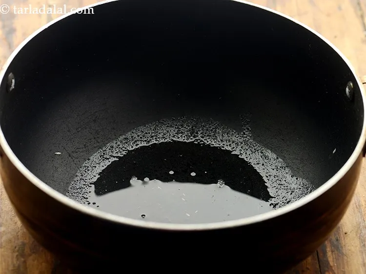 स्टेप 10 – <strong>बंगाली मटर दाल</strong> बनाने के लिए, एक गहरे नॉन-स्टिक पैन …