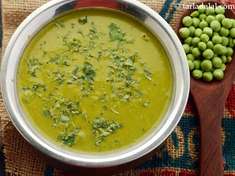स्टेप 18 – <strong>हेल्दी बंगाली मटर दाल</strong> को धनिए से सजाकर गरमा गरम …
