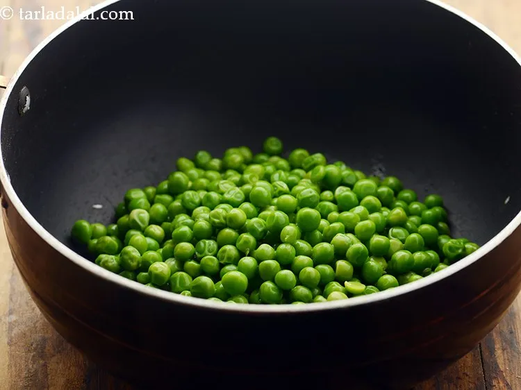 स्टेप 11 – उबले हुए ताजे हरे मटर डालें।