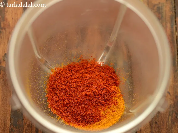 स्टेप 2 – मिर्च पाउडर डालें। मसाले की मात्रा को अपनी पसंद के …