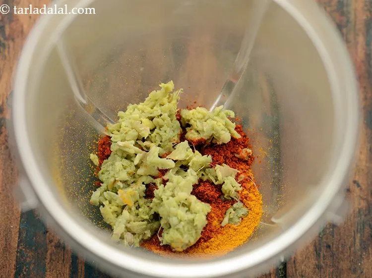 स्टेप 3 – कद्दूकस किया हुआ अदरक डालें।