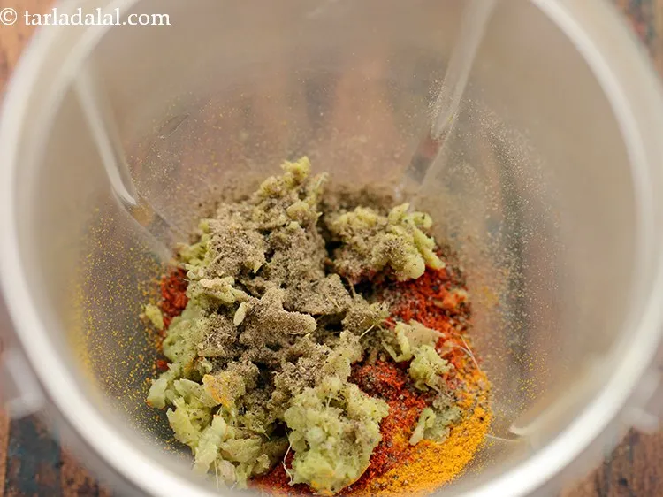 स्टेप 4 – ताजा पिसी हुई काली मिर्च डालें।