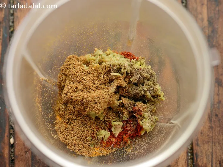 स्टेप 5 – जीरा पाउडर डालें।