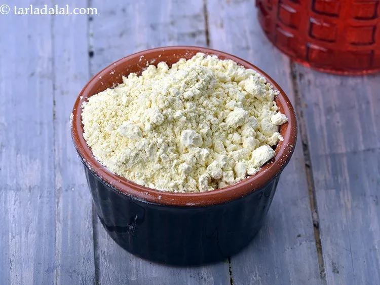 स्टेप 10 – १ टेबल-स्पून <a href=""https://www.tarladalal.com/glossary-besan-chana-dal-flour-bengal-gram-flour-hindi-952i"">बेसन</a> डालें। हालांकि कम मात्रा में उपयोग …