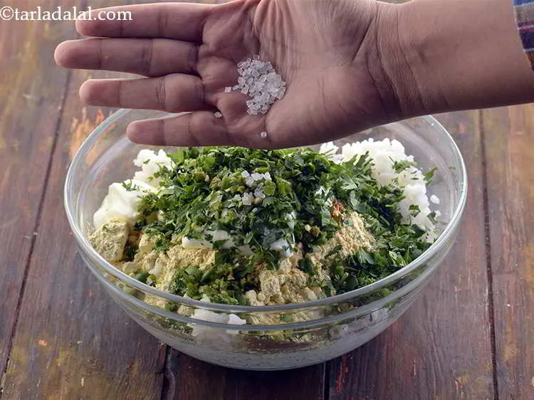 स्टेप 10 – शक्कर डालें। दही के खट्टेपन को संतुलित करने में शक्कर …