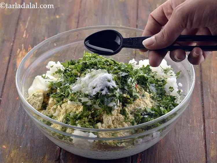 स्टेप 12 – तेल डालें। यह आपके <strong>पुडला</strong> की बनावट को नरम और …