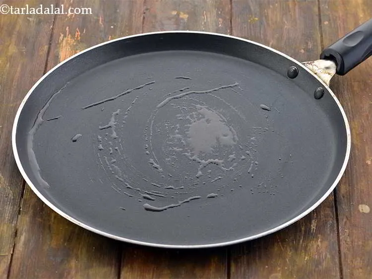स्टेप 14 – एक नॉन-स्टिक तवा गरम करें और उस पर थोड़ा तेल …