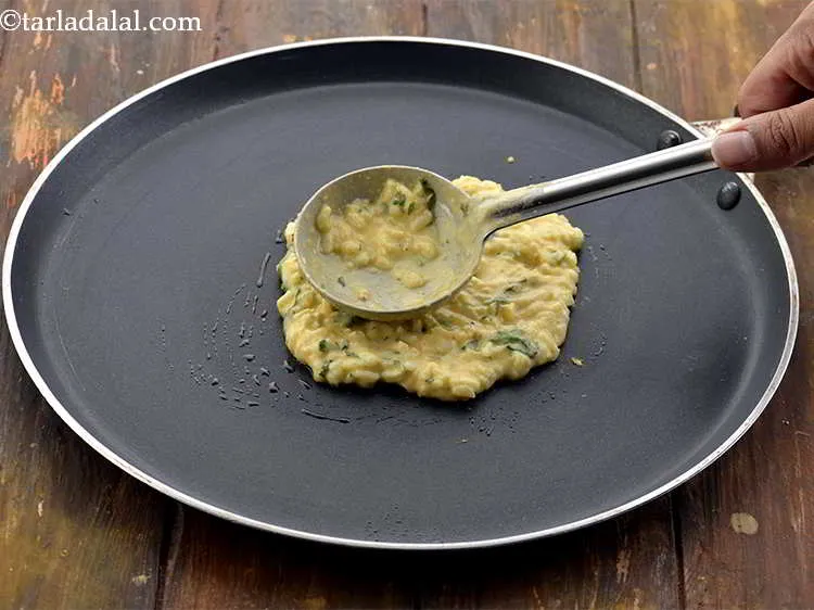 स्टेप 15 – चम्मच भर घोल डालें और चम्मच के पिछले भाग से …