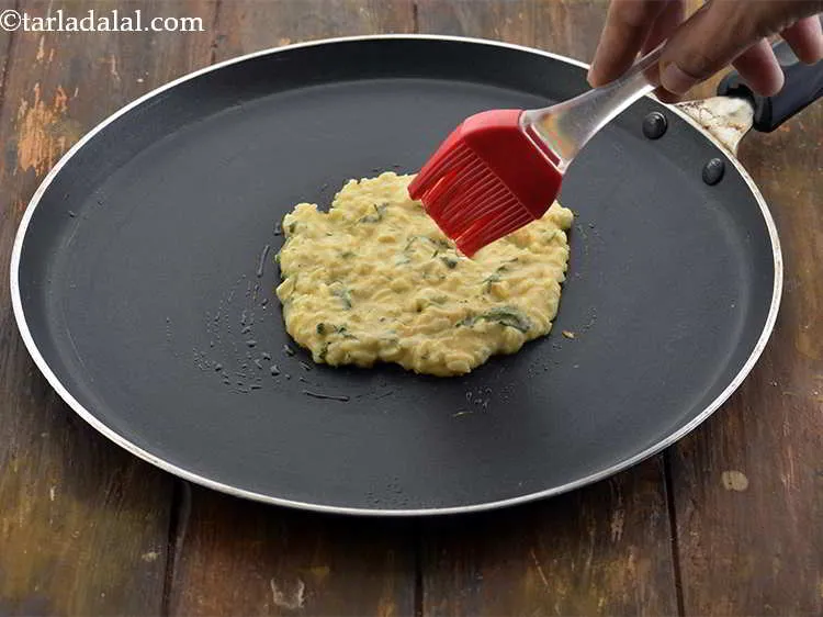 स्टेप 16 – भात ना पूडला पर थोड़ा तेल डालें।