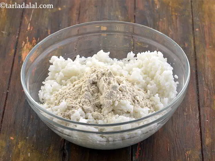 स्टेप 3 – अब इसमें, गेहूं का आटा डालें।