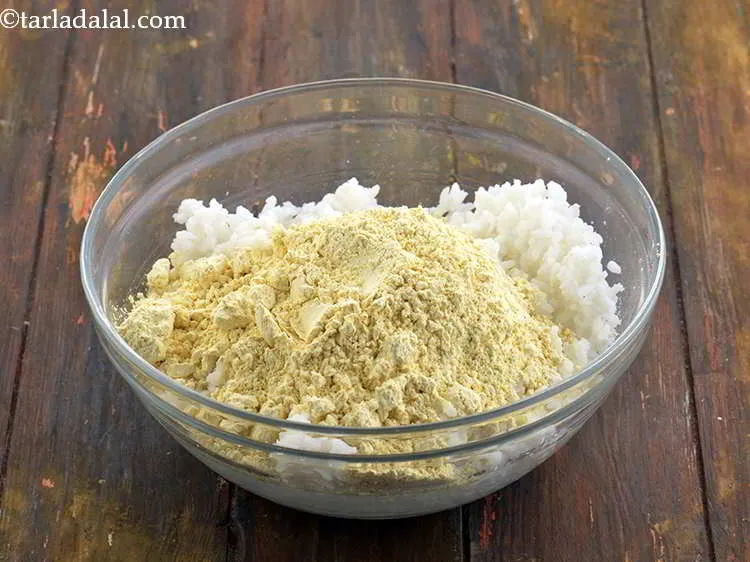 स्टेप 21 – बेसन एक एजेंट के रूप में काम करता है, जो&nbsp;भात …