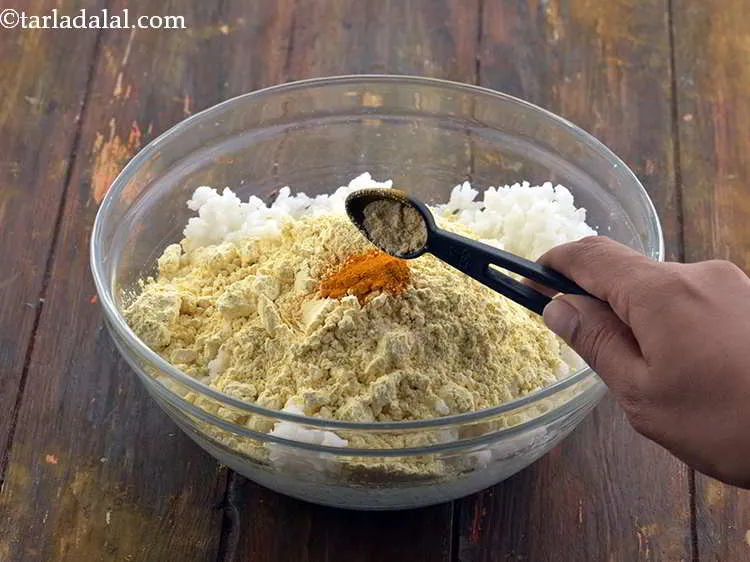स्टेप 5 – अब हल्दी पाउडर और हींग डालें। हिंग आंत्रिक गैस को …