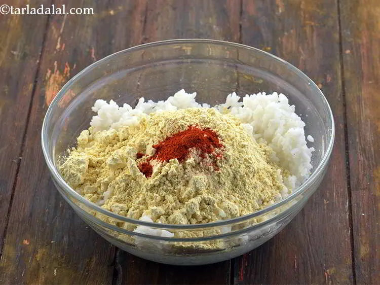 स्टेप 6 – इसके अलावा, मिर्च पाउडर डालें। आप पूरी तरह से लाल …