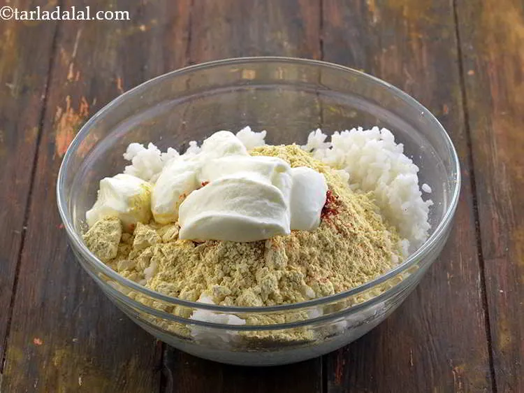 स्टेप 7 – उसी कटोरे में दही डालें। वे <strong>भात ना पुडला</strong> को …