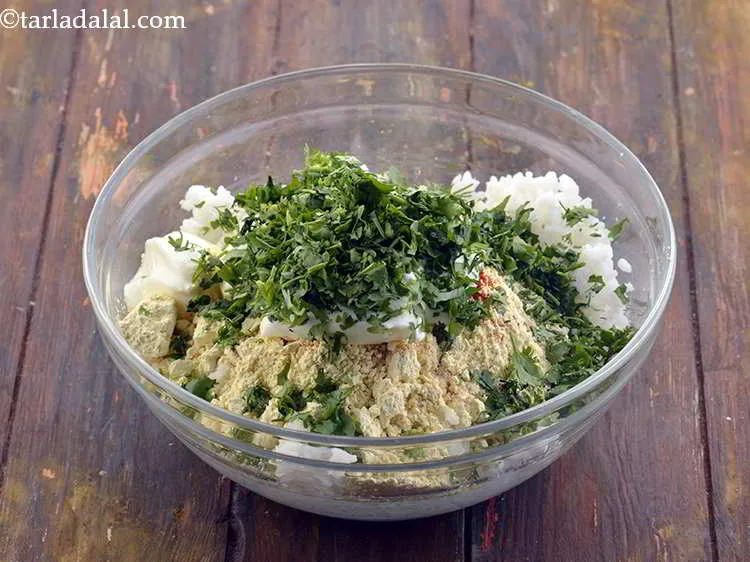 स्टेप 8 – बारीक कटा हरा धनिया डालें। बारीक कटी हुई रंगीन सब्जियों …