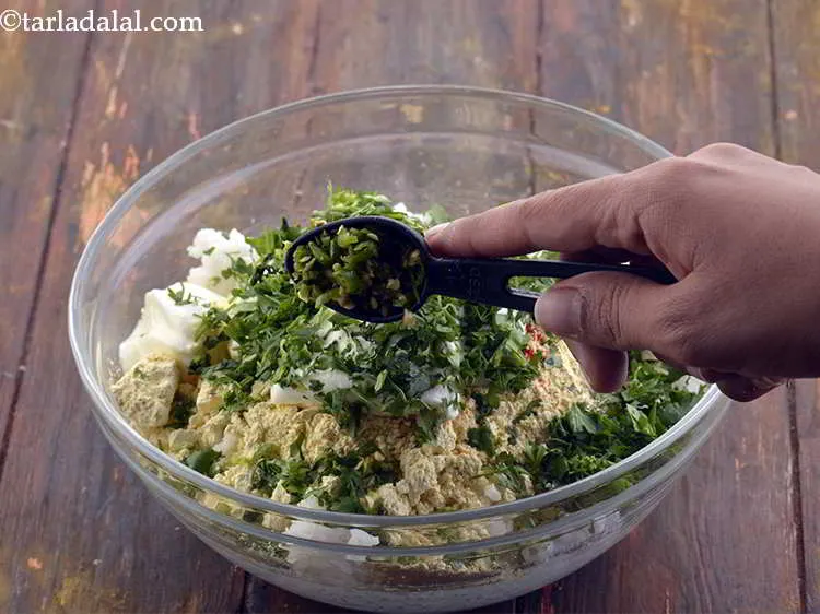 स्टेप 9 – हरी मिर्च डालें। अगर आप इसे बच्चों के लिए बना …