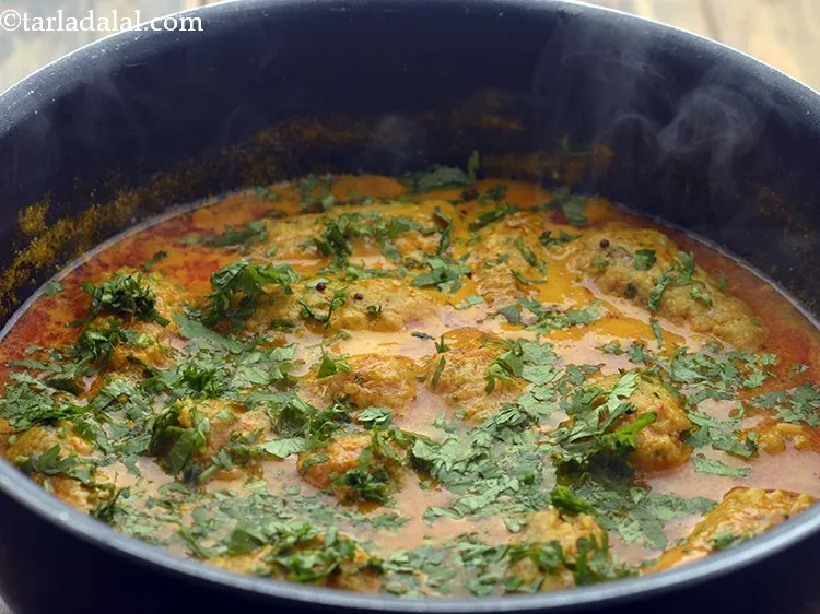 Step 26 – Garnish<strong> rasiya muthia</strong> with coriander.