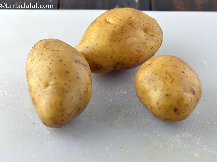 Step 2 – For making kurkurit <strong>aloo bhajji</strong>, scrub and rinse 3&nbsp; medium sized potatoes.