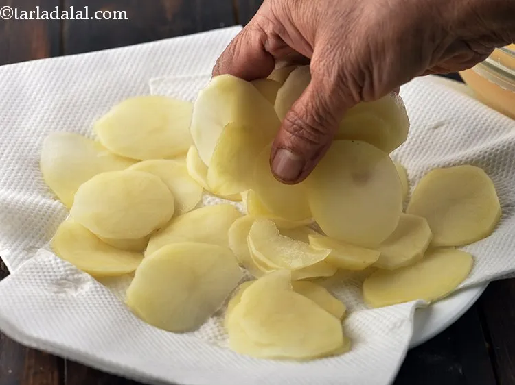 Step 15 – Remove the potatoes from the water and dry on a kitchen towel very well.