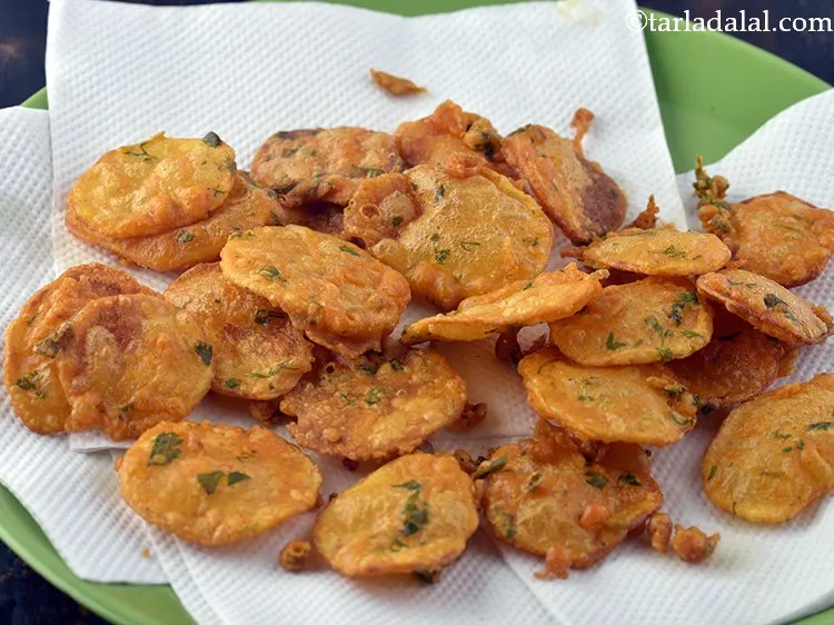 Step 20 – Drain the potato bajji on absorbent paper and remove excess oil.