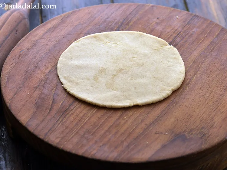 स्टेप 21 – बेलन की सहायता से गुजराती स्टाइल बिस्किट भाकरी को १०० …