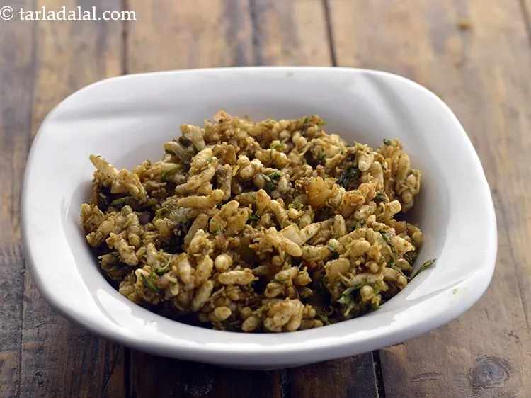 स्टेप 14 – सर्विंग बाउल में भेल पुरी का एक भाग लें।