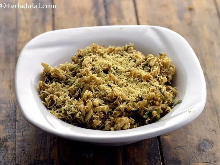 स्टेप 15 – भेल पुरी को गार्निश करने के लिए सबसे पहले इसके …