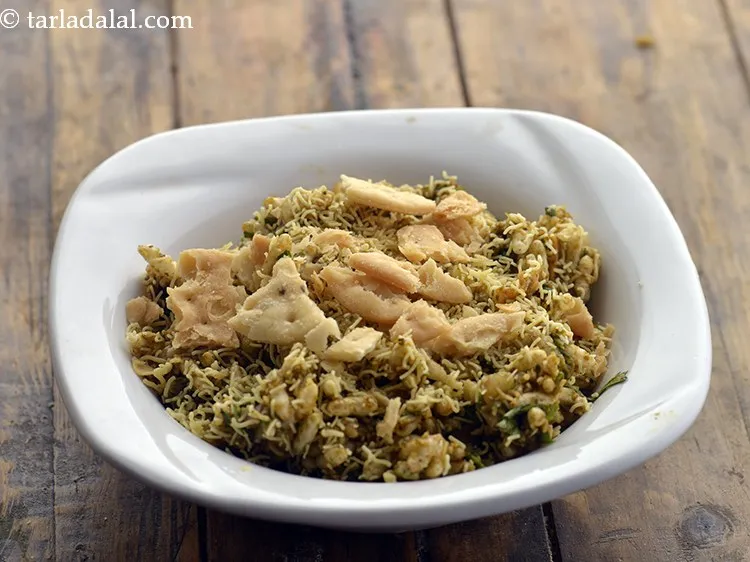 स्टेप 16 – फिर उसके उपर क्रश की हुई पापड़ी।