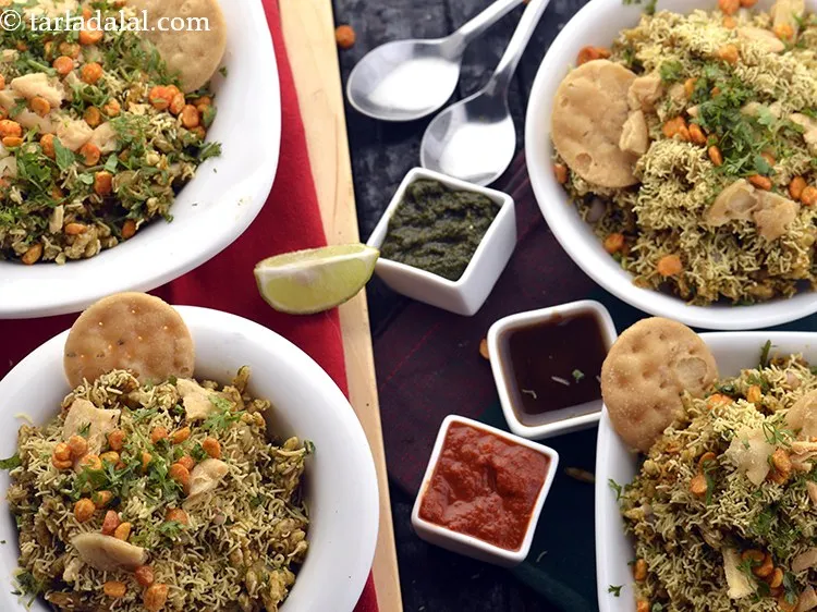 Step 26 – Now serve&nbsp;<strong>Mumbai street style bhel puri&nbsp;| bhel | bhelpuri |</strong>&nbsp;topped with a papadi. This papadi …