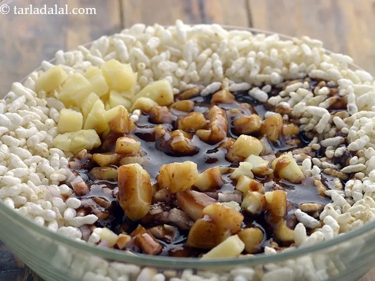 स्टेप 4 – खजूर इमली की चटनी डालें। <a href=""https://www.tarladalal.com/Khajur-Imli-ki-Chutney-Sweet-Tamarind-Chutney-hindi-2796r"" target=""_blank""><strong>य</strong></a><strong><a href=""https://www.tarladalal.com/Khajur-Imli-ki-Chutney-Sweet-Tamarind-Chutney-hindi-2796r"" target=""_blank"">हाँ …