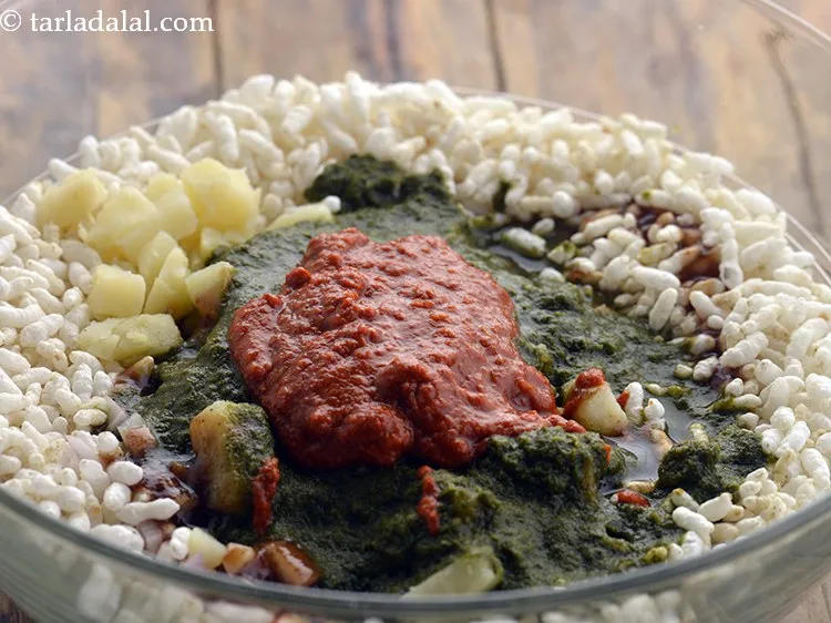 स्टेप 6 – लहसून की चटनी डालें। <a href=""https://www.tarladalal.com/Lehsun-ki-Chutney-Lasun-Ki-Chutney-Garlic-Chutney-for-Chaat-hindi-3902r"" target=""_blank""><strong>देखिये हमारी लेहसून की …