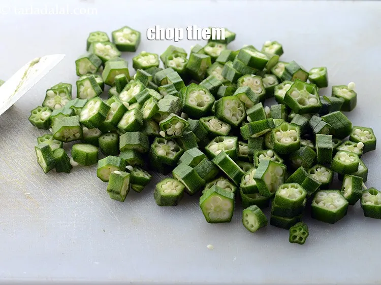 स्टेप 7 – <p>एक चॉपिंग बोर्ड लें और उन्हें तेज चाकू से काट …